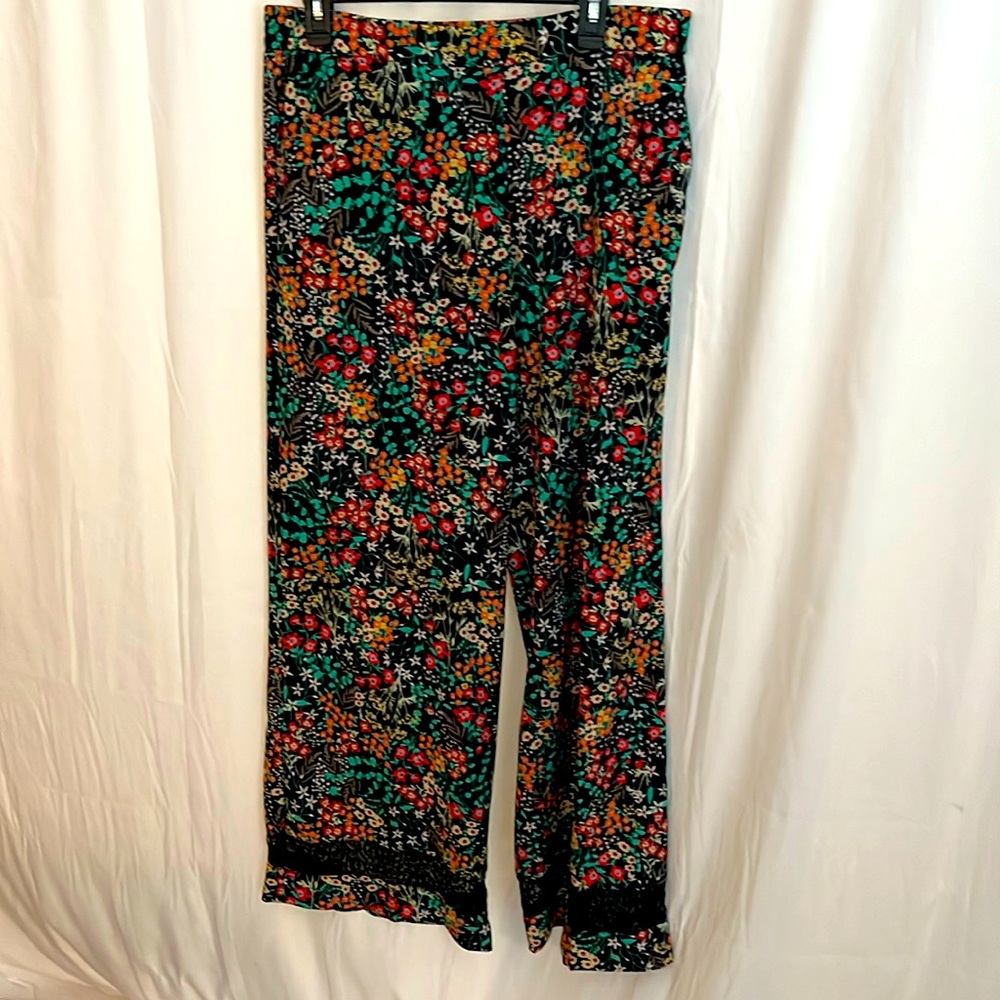 New York & Company flowy floral wide leg pull-on pants with lace detail. Sz M /L